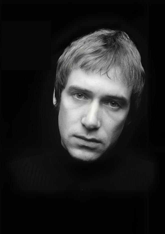 A close up, black and white image of musician Simon Fowler.